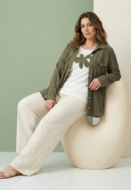 Дамски комплект от две части в цвят каки, включващ сако тип риза и бяла тениска с голяма флорална щампа, заснет върху модел в седнала поза.