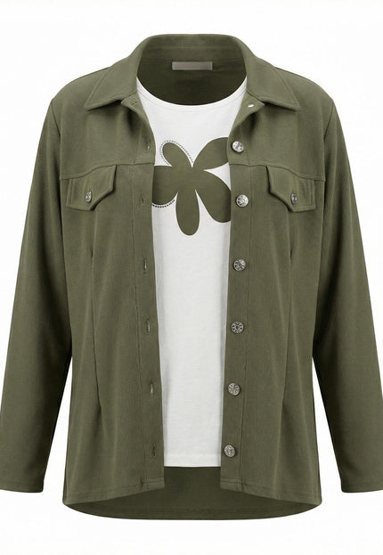 Стилен дамски комплект от две части с рипсено сако в цвят каки и бяла тениска с голяма щампа цвете, заснет отпред на бял фон.