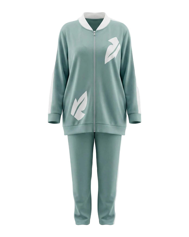 Дамски макси комплект от две части в светлозелен цвят с бели декоративни елементи от еко кожа, представен в цял ръст на бял фон.