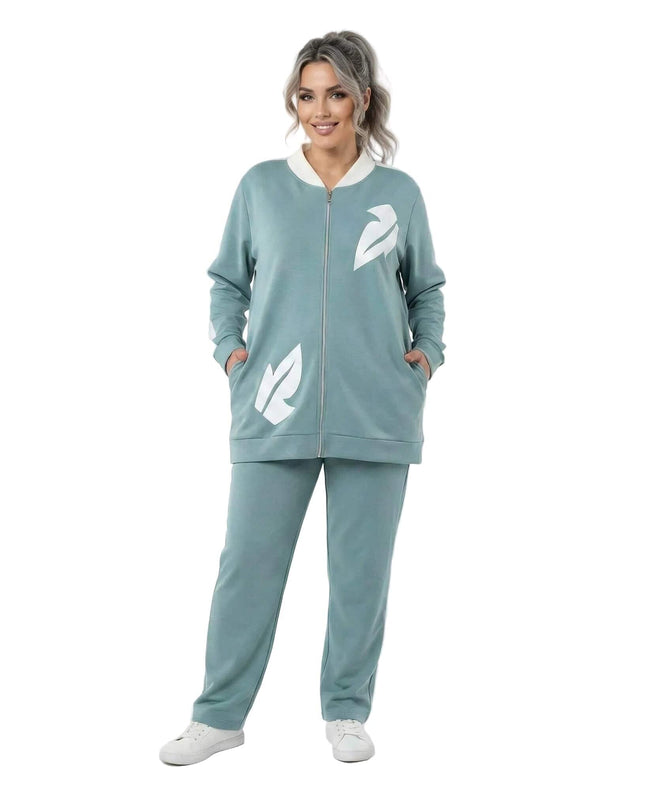 Спортно-елегантен дамски макси комплект в светлозелено, представен в цял ръст отпред. Дизайнът включва бели елементи от еко кожа върху джобовете и гърдите.