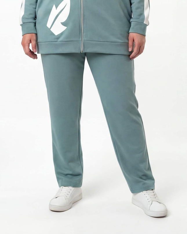 Панталон с права кройка от дамски макси комплект в светлозелено, заснет от кръста надолу на бял фон