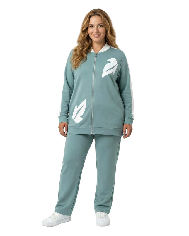 Светлозелен дамски макси комплект от две части с бели декоративни елементи от еко кожа, заснет в цял ръст отпред.