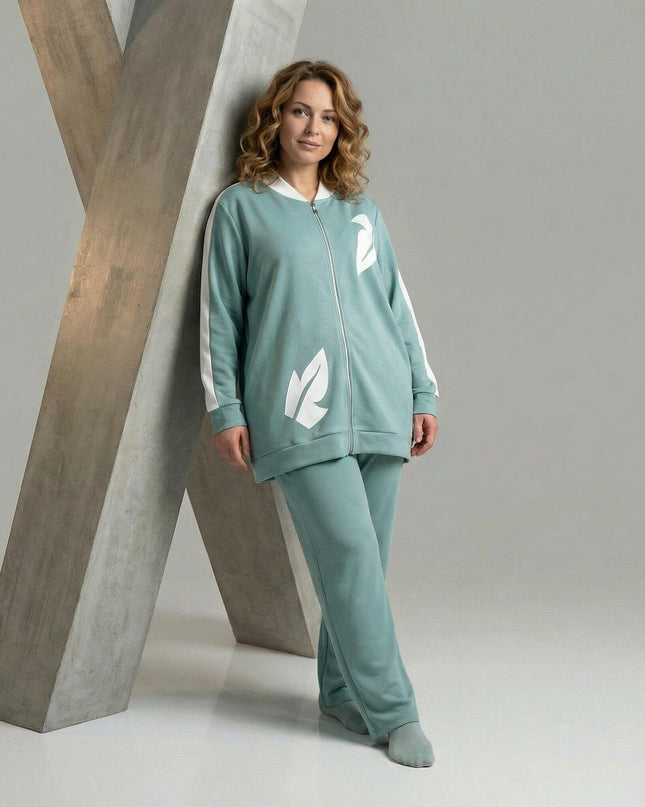 Дамски макси комплект в светлозелено с бели декоративни елементи от еко кожа, представен в цял ръст до студиен декор.