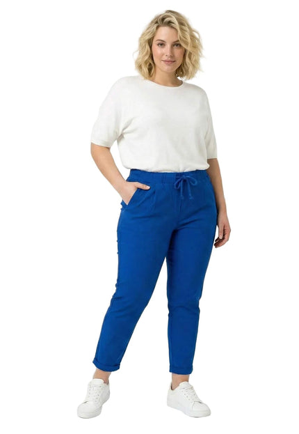 Дамски панталон големи размери в наситен кралскосин цвят с ластична талия и връзки, представен върху модел в цял ръст.