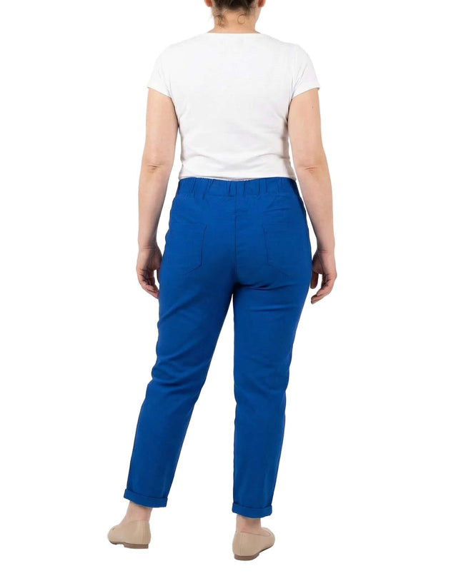 Дамски панталон големи размери в кралскосин цвят, заснет отзад с акцент върху задните джобове и еластичния колан