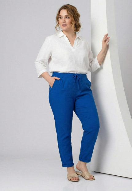 Дамски панталон големи размери в кралскосин цвят с ластик и връзки, показан в цял ръст върху модел до бял декор.