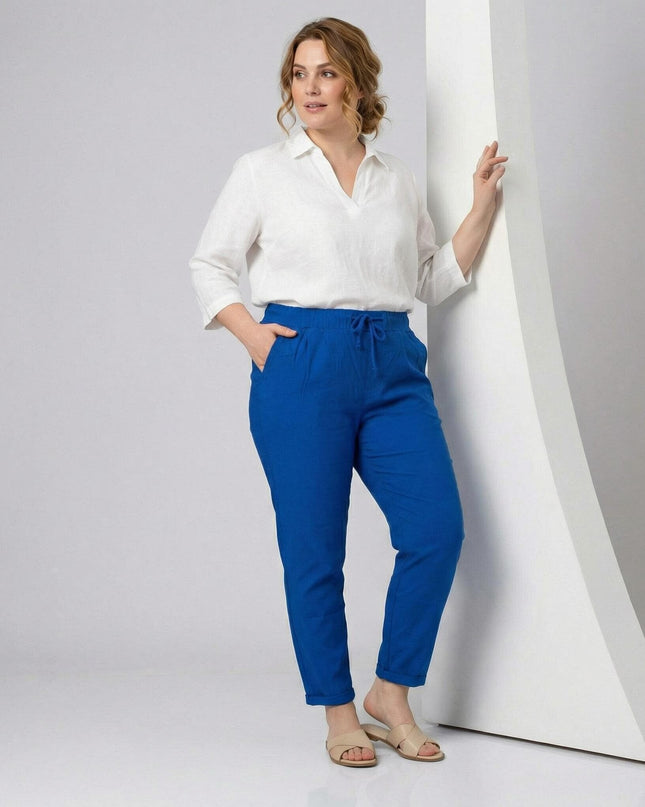 Дамски панталон големи размери в кралскосин цвят с ластик и връзки, показан в цял ръст върху модел до бял декор.