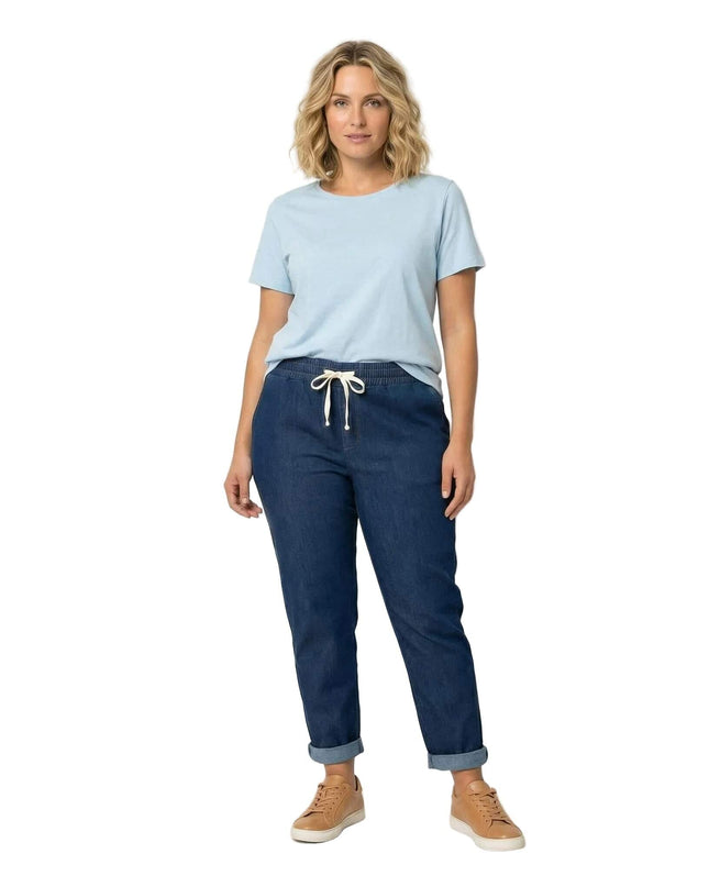 Дамски прави еластични дънки големи размери в син цвят с ластик на талията, представени в цял ръст на бял фон.