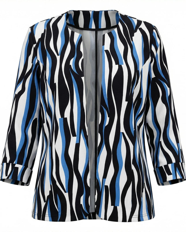 Дамско официално сако големи размери с отворена предна част и 7/8 ръкави, отличаващо се с абстрактни сини и черни мотиви, заснето отпред на бял фон.
