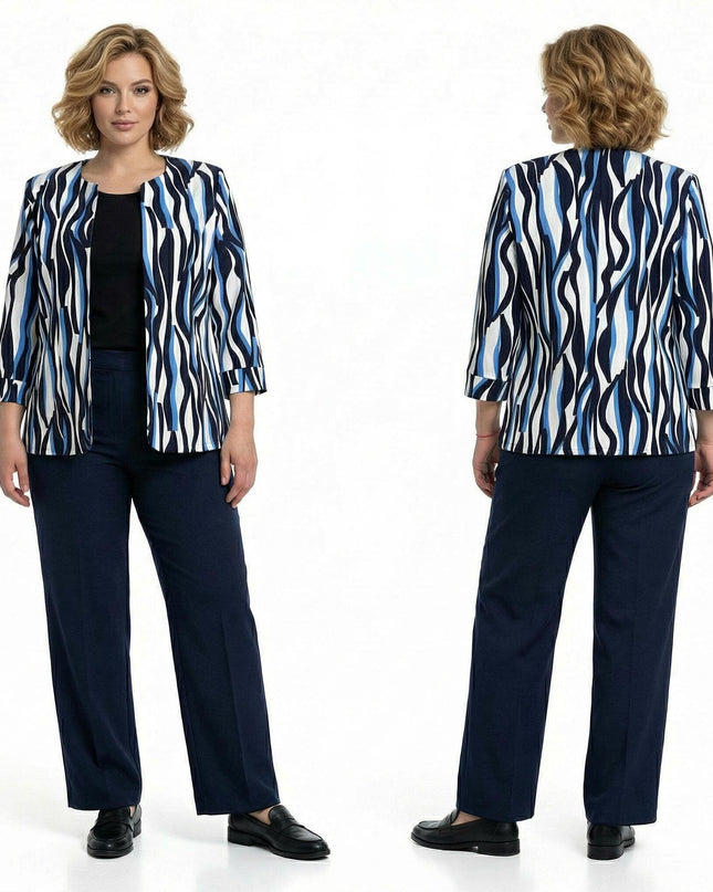 Дамско официално сако големи размери в бяло със сини и черни мотиви. Изглед отпред и отзад в цял ръст на бял фон, съчетано с черен топ и тъмен панталон.