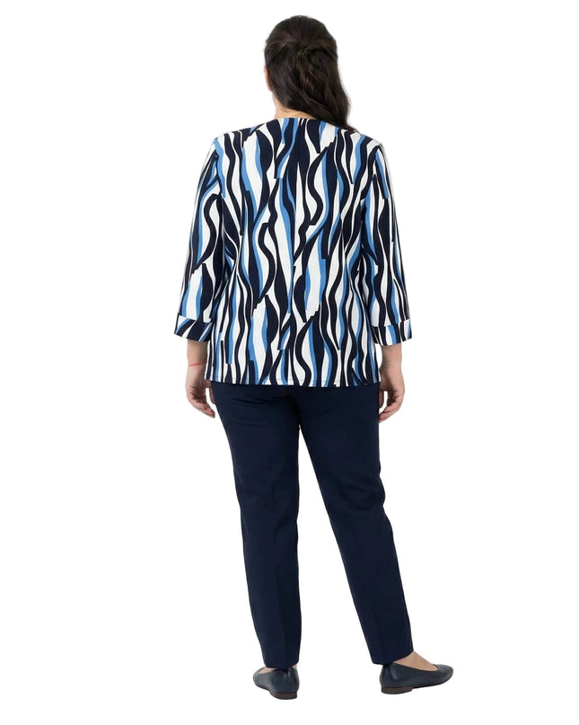 Дамско официално сако големи размери в бяло със сини и черни мотиви, изглед отзад в цял ръст на бял фон.