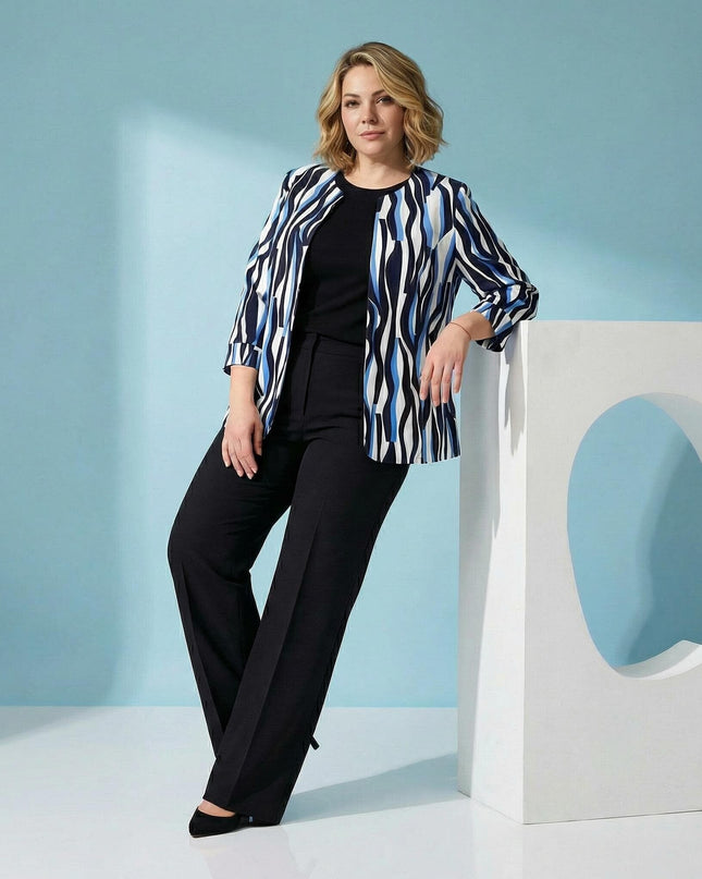 Дамско официално сако големи размери в бяло със сини и черни абстрактни мотиви. Снимка в цял ръст на модел на светлосин фон.