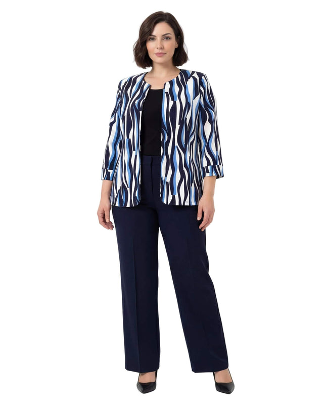 Дамско официално сако големи размери в бяло с абстрактни сини и черни мотиви, представено в цял ръст на бял фон.