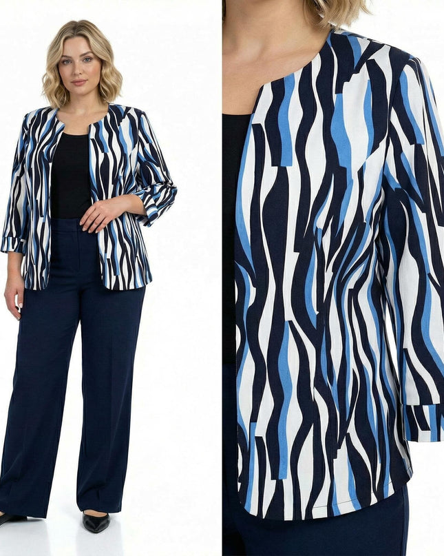 Дамско официално сако големи размери с абстрактен десен в синьо и черно. Комбиниран кадър с модел в цял ръст и детайл на материята отблизо.