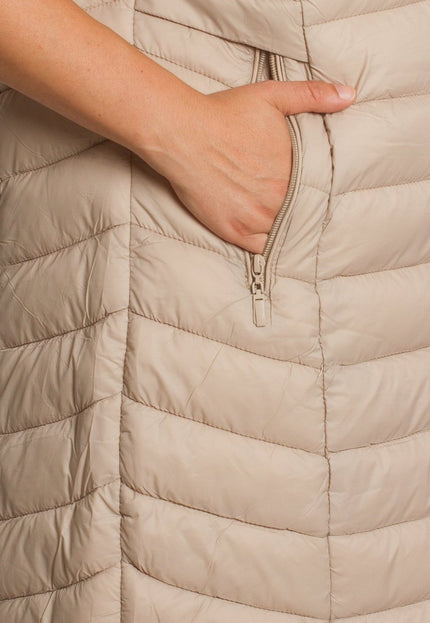 Дълъг елек с качулка и джобове в бежов цвят в макси размери - Maxi Market