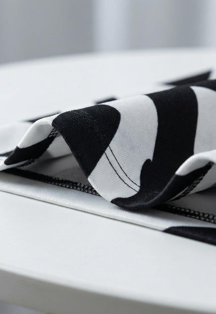 Елегантно дамско макси сако в черно и бяло без закопчаване