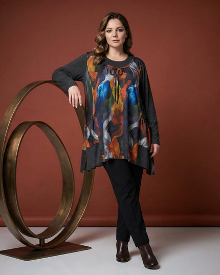 Елегантна разкроена туника с абстрактни цветя в големи размери