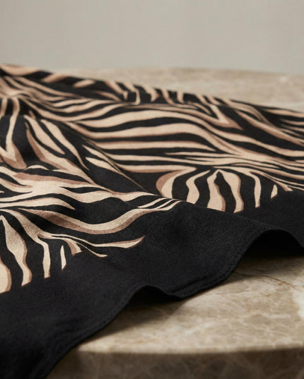 Елегантна асиметрична туника с вълнообразен десен в черно и капучино - големи размери