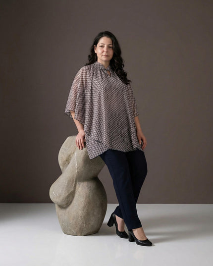 Ефирна шифонена туника с геометричен принт и пончо ефект в големи размери