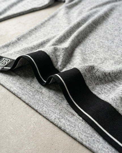 Светлосива туника меланж с декоративен джоб и мрежа