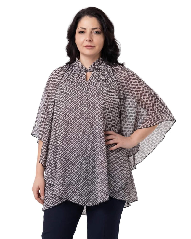 Ефирна шифонена туника в големи размери с геометричен принт и ефектна пончо кройка. Елегантен модел в бежови и кафяви нюанси, заснет отпред на бял фон.