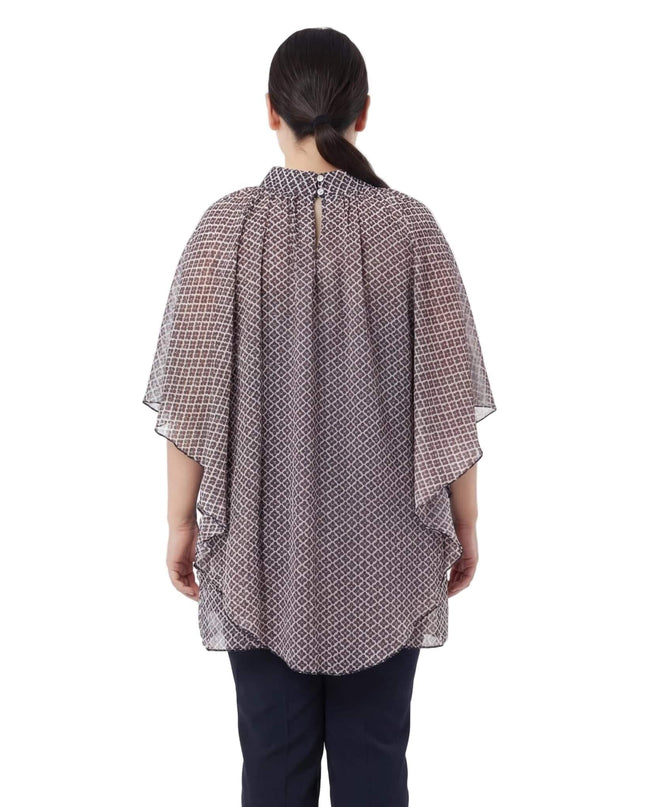 Ефирна шифонена туника с геометричен принт в бежово и кафяво, заснета в гръб, показваща елегантното закопчаване на врата и свободния силует.