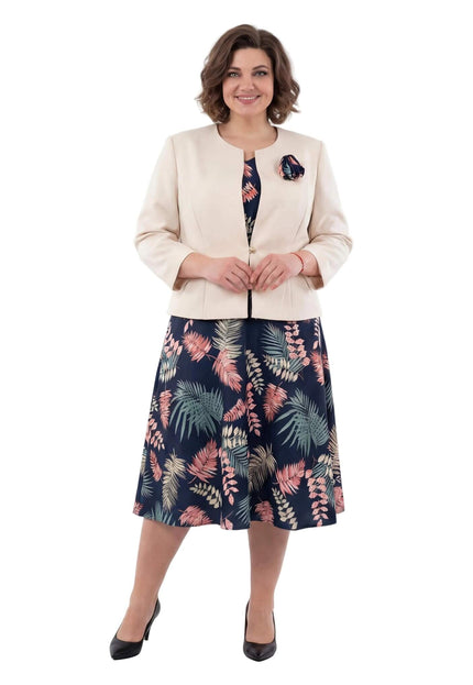 Елегантен дамски костюм големи размери с рокля на цветя и бежово сако, заснет отпред в цял ръст на бял фон.