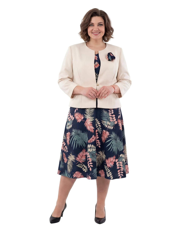 Елегантен дамски костюм големи размери с рокля на цветя и бежово сако, заснет отпред в цял ръст на бял фон.