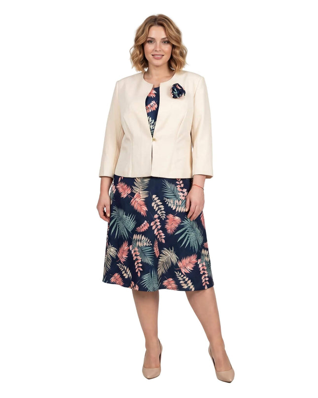 Елегантен дамски костюм от рокля на цветя и бежово сако големи размери, представен в цял ръст на бял фон.