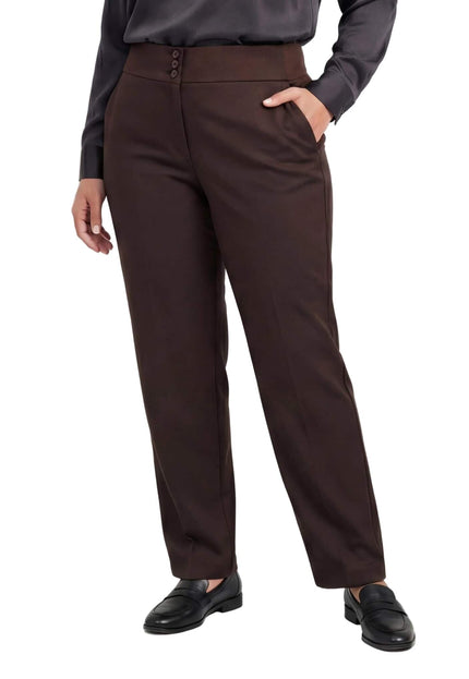 Елегантен кафяв панталон с висока талия и три копчета на колана, заснет отпред върху модел.