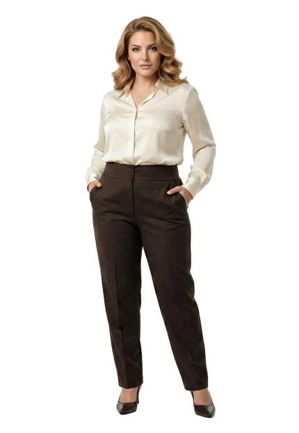 Елегантен кафяв панталон с висока талия и три копчета, представен в цял ръст върху модел.