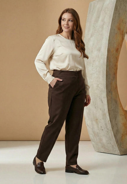 Елегантен кафяв панталон с висока талия и три копчета на колана, представен в цял ръст върху модел.