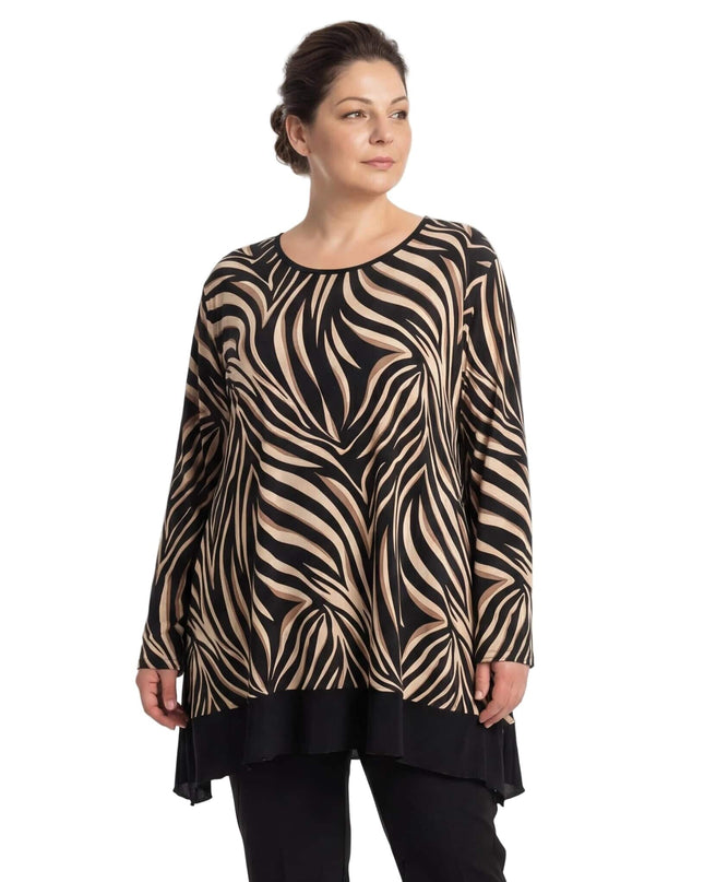 Дамска туника с асиметричен дизайн и вълнообразен принт в черно и капучино, представена върху модел на бял фон с акцент върху разкроената линия.