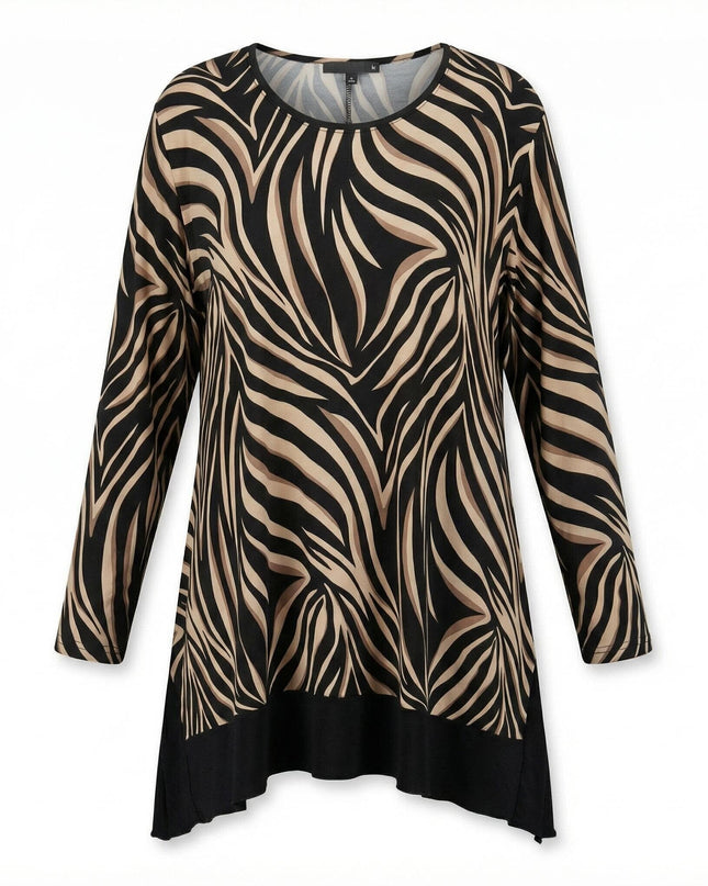 Елегантна асиметрична туника в черно и капучино с вълнообразен десен, трапецовидна кройка и удължен подгъв, заснета отпред на бял фон.