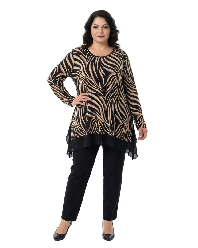 Елегантна асиметрична туника с вълнообразен десен в черно и капучино, представена отпред в цял ръст.