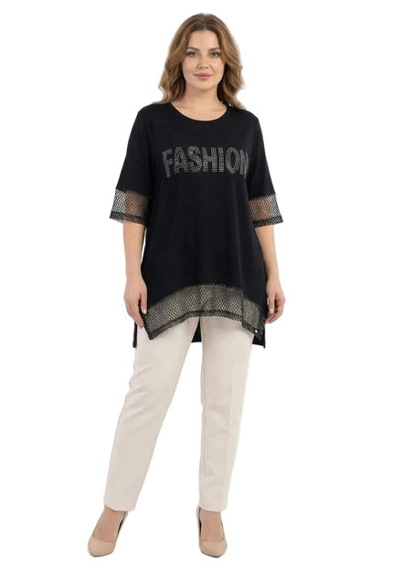 Черна асиметрична туника с мрежа по подгъва и ръкавите, декорирана с надпис от камъчета. Показана в цял ръст.