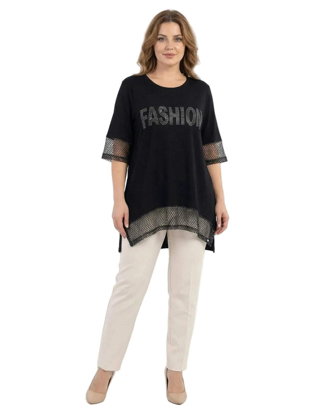 Черна асиметрична туника с мрежа по подгъва и ръкавите, декорирана с надпис от камъчета. Показана в цял ръст.