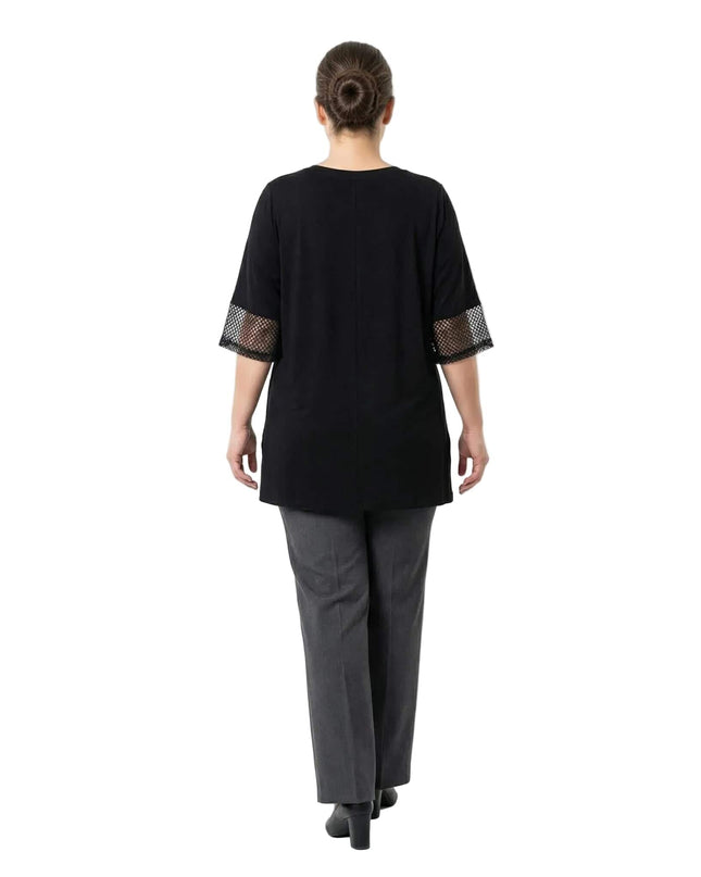 Изглед отзад на елегантна черна асиметрична туника с изчистен гръб и ефектна мрежа по ръбовете на ръкавите. Представена в цял ръст на бял фон.