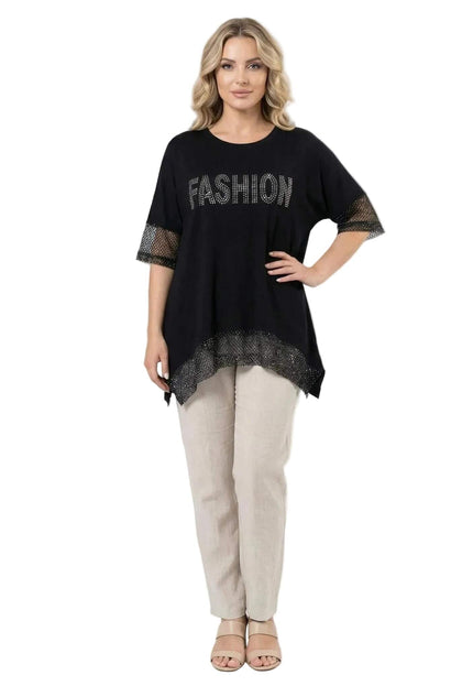 Черна асиметрична туника големи размери с надпис от камъчета и мрежа по ръкавите. Представена в цял ръст на бял фон, комбинирана със светъл панталон.