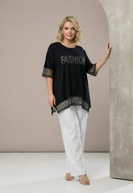 Елегантна черна туника с асиметричен подгъв, мрежести елементи и надпис FASHION от камъчета, заснета в цял ръст.