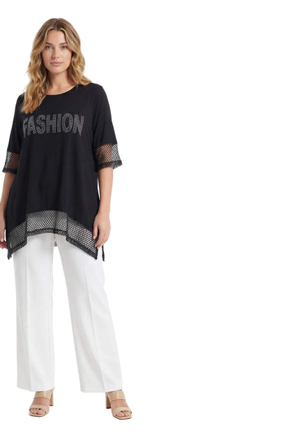 Черна асиметрична туника големи размери с мрежа и надпис от камъчета, представена в цял ръст на бял фон.