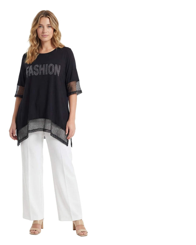 Черна асиметрична туника големи размери с мрежа и надпис от камъчета, представена в цял ръст на бял фон.