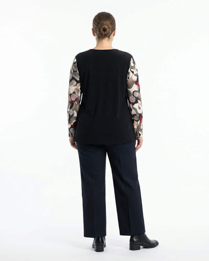 Елегантна черна туника макси размер, заснета в гръб, показваща изчистен заден панел и дълги ръкави с абстрактен цветен принт на бял фон.