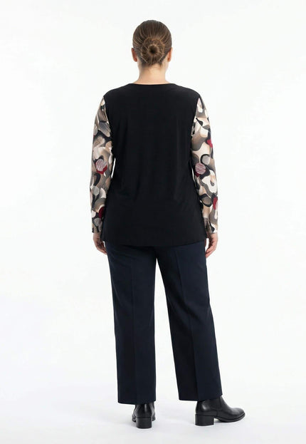 Елегантна черна туника макси размер, заснета в гръб, показваща изчистен заден панел и дълги ръкави с абстрактен цветен принт на бял фон.