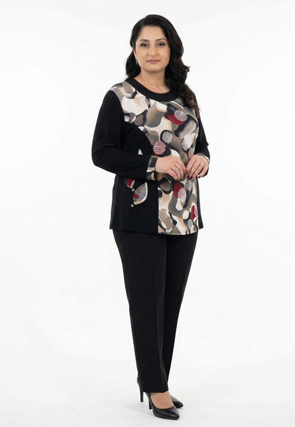 Елегантна черна туника с абстрактен цветен принт и дълги ръкави, представена в цял ръст върху модел на бял фон.