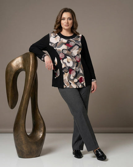 Елегантна черна туника с абстрактен цветен принт и джобове с копчета, представена от модел в цял ръст.