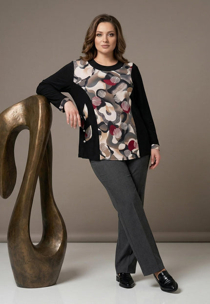 Елегантна черна туника с абстрактен цветен принт и джобове с копчета, представена от модел в цял ръст.
