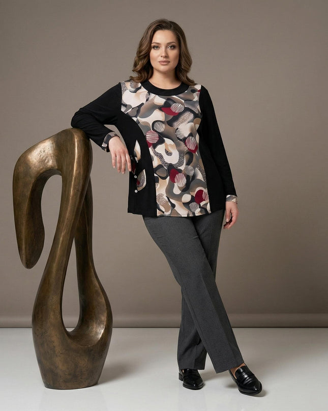 Елегантна черна туника с абстрактен цветен принт и джобове с копчета, представена от модел в цял ръст.