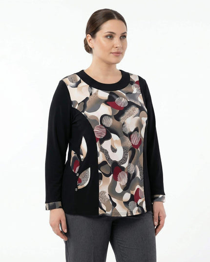 Елегантна черна туника с абстрактен цветен принт в бежово и червено, представена върху модел в 3/4 кадър на бял фон.