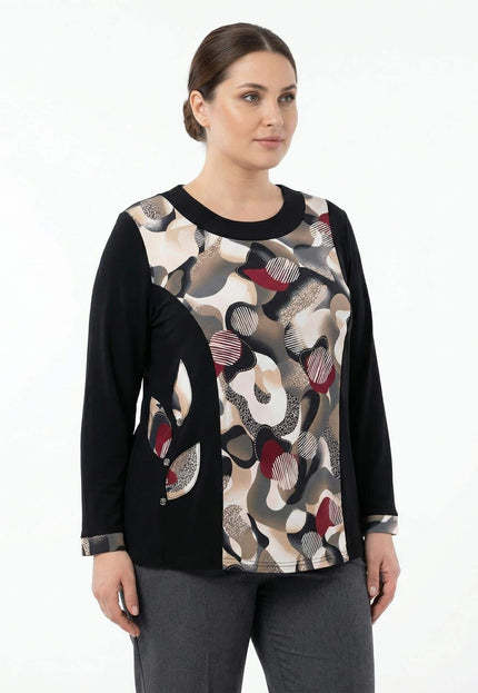Елегантна черна туника с абстрактен цветен принт в бежово и червено, представена върху модел в 3/4 кадър на бял фон.